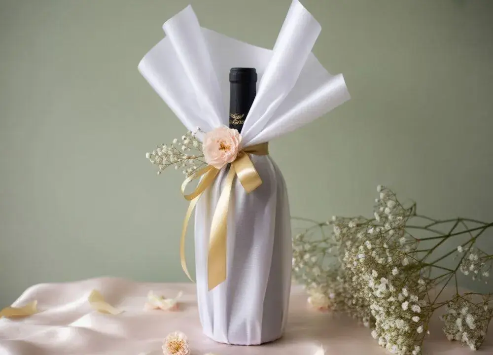 Jak kreatywnie zapakować wino na prezent? Pomysły DIY i EKO