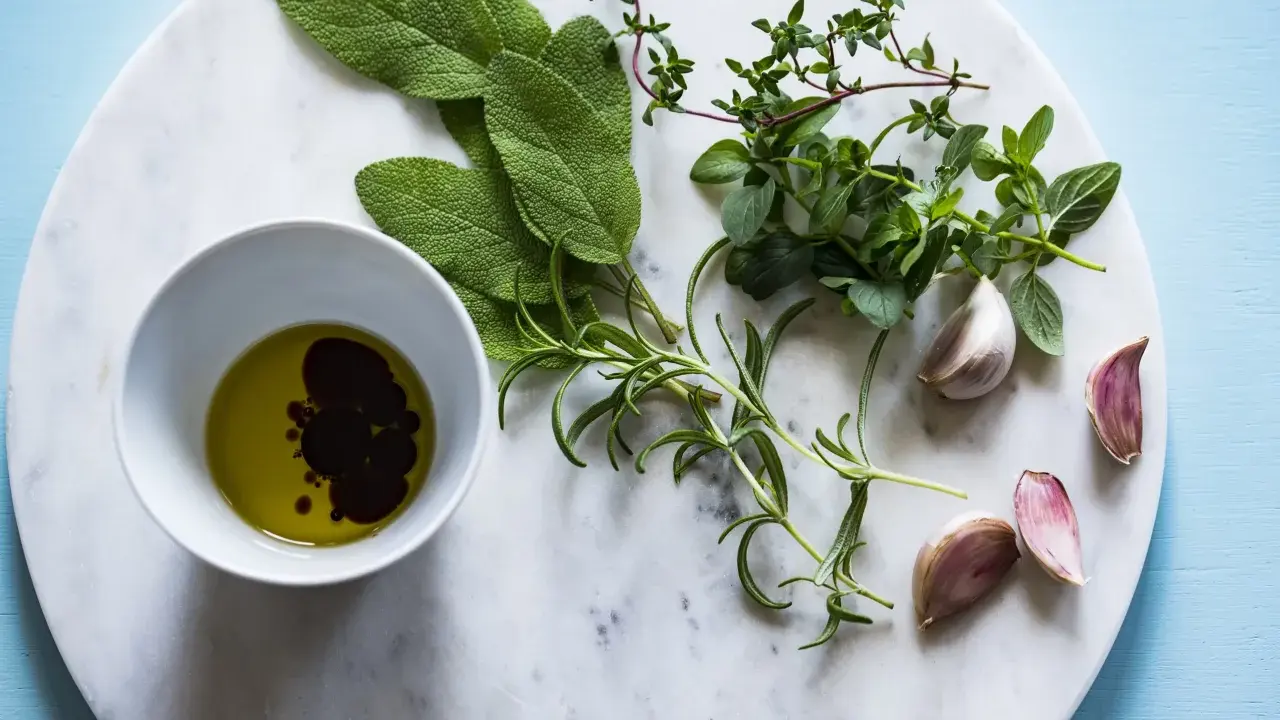 Świeże zioła: szałwia, tymianek, rozmaryn, czosnek i oliwa z oliwek z octem balsamicznym. Naturalne sposoby na wsparcie gospodarki wodnej organizmu.