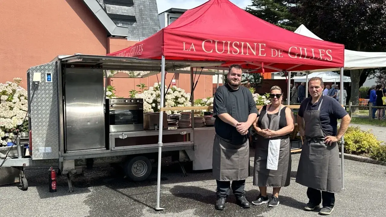 L'équipe de la timonerie Saint-Malo, sous la tente rouge "La Cuisine de Gilles", prépare de bons plats.