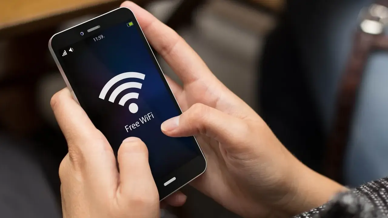 Person versucht, das Handy mit dem WLAN zu verbinden, aber es klappt nicht. Das WLAN-Symbol leuchtet auf dem Bildschirm.