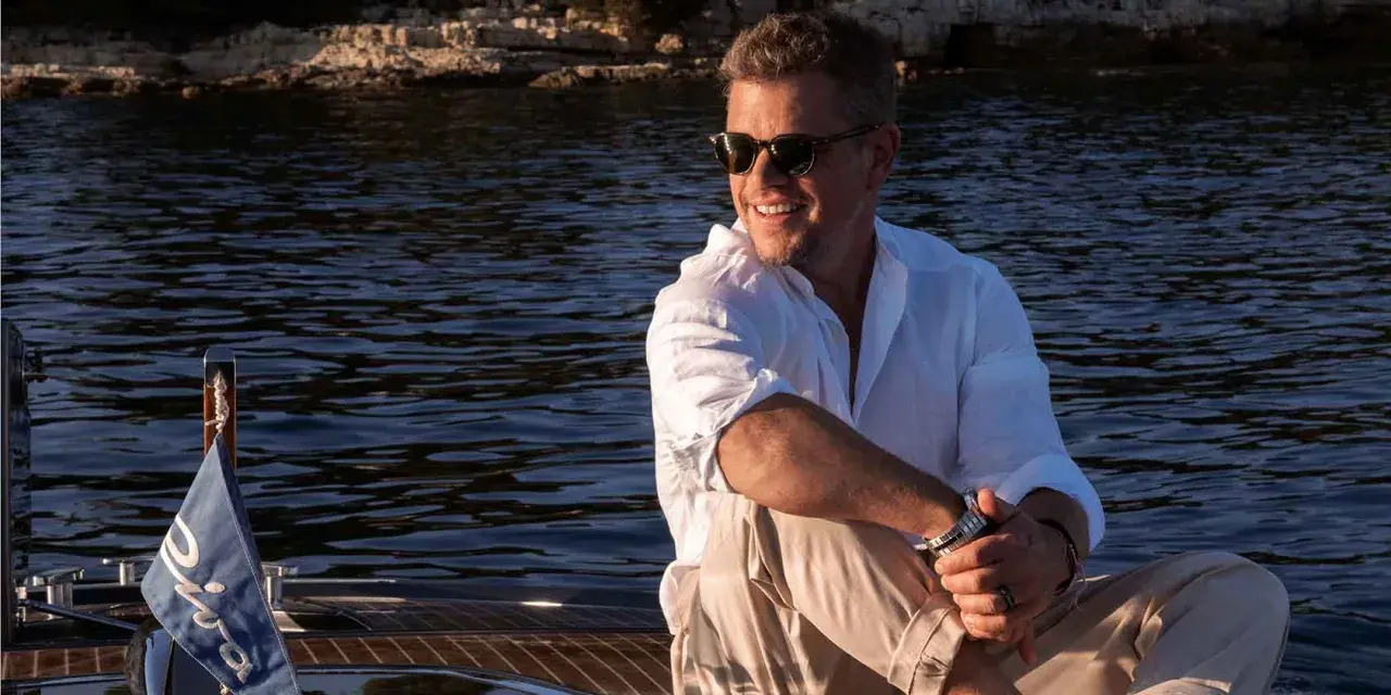 Matt Damon, stjärnan i många filmer, njuter av en båttur i solen.
