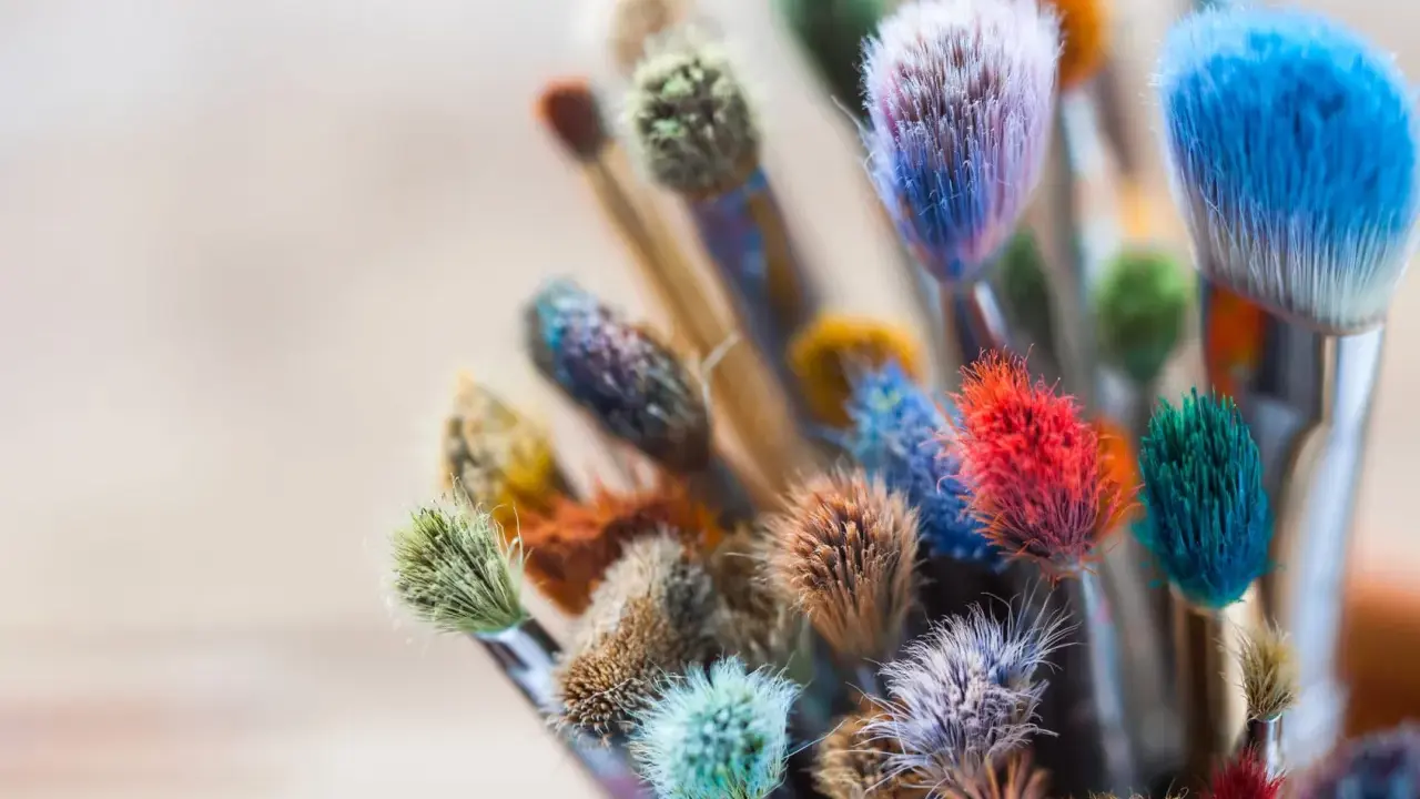 Bunte Pinsel, die darauf warten, wieder weich zu werden und neue Kunstwerke zu schaffen.