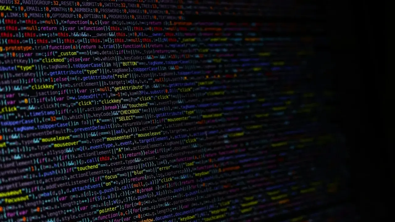 Refactor kodu to ułatwić czytanie i utrzymanie. Wiele linii kodu, kolorowy tekst na czarnym tle.