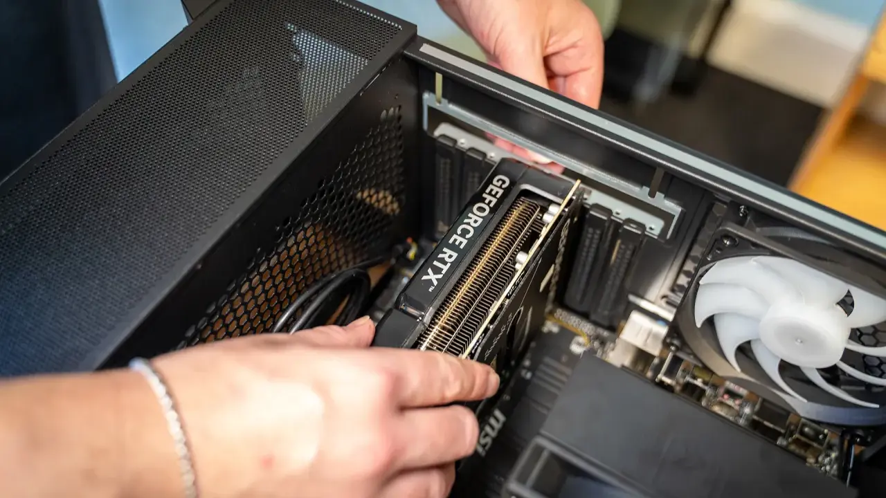Maintenant, je vais monter mon PC. Installation de la carte graphique GeForce RTX dans le boîtier.