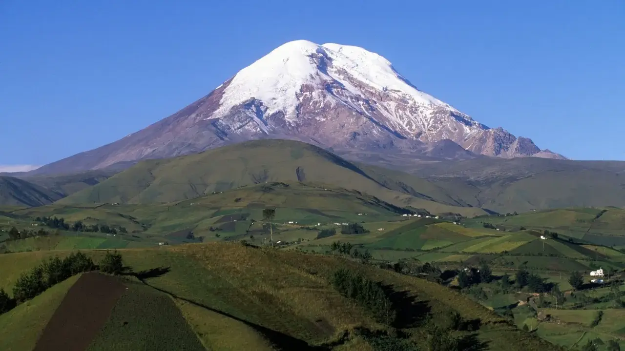 Ośnieżony wulkan Chimborazo, który jest najdalej położonym punktem od środka Ziemi, góruje nad zielonymi, rolniczymi dolinami Ekwadoru.