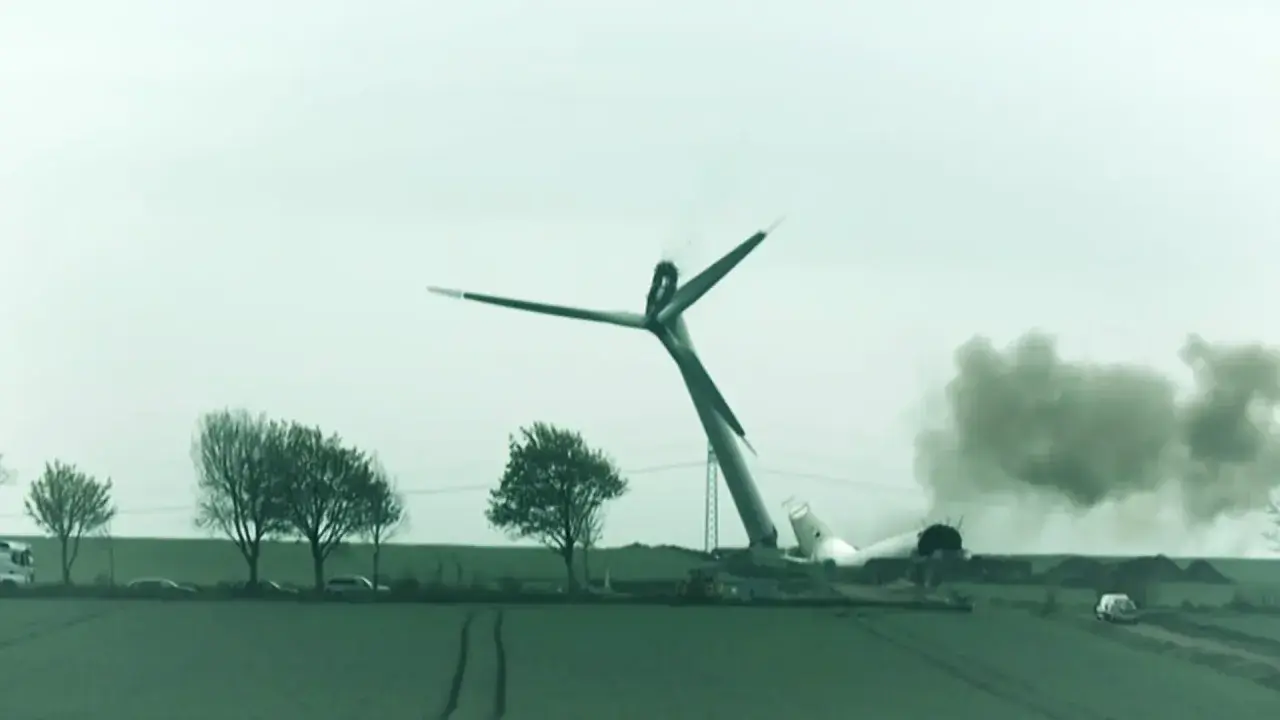 Umgestürzte Windkraftanlage mit Rauch. Ein trauriges Ende für die Windenergie MV.