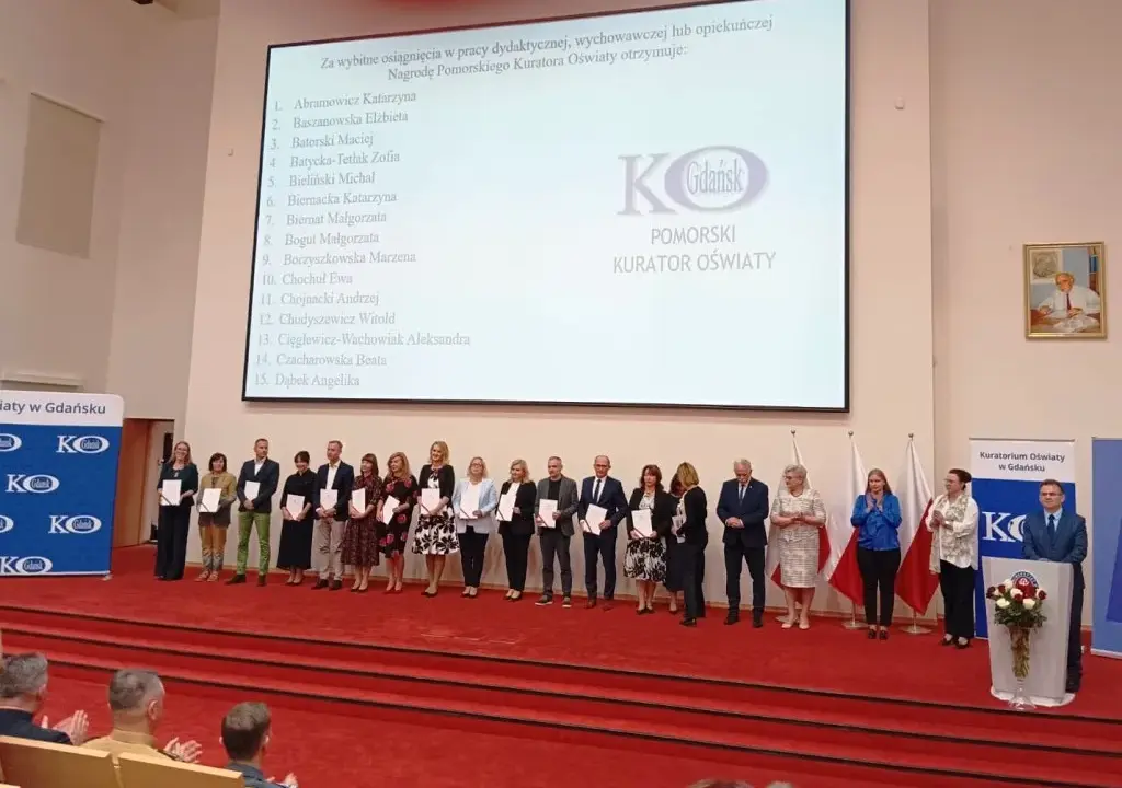 Ile wynosi nagroda kuratora oświaty? Odkryj jej wartość i zasady