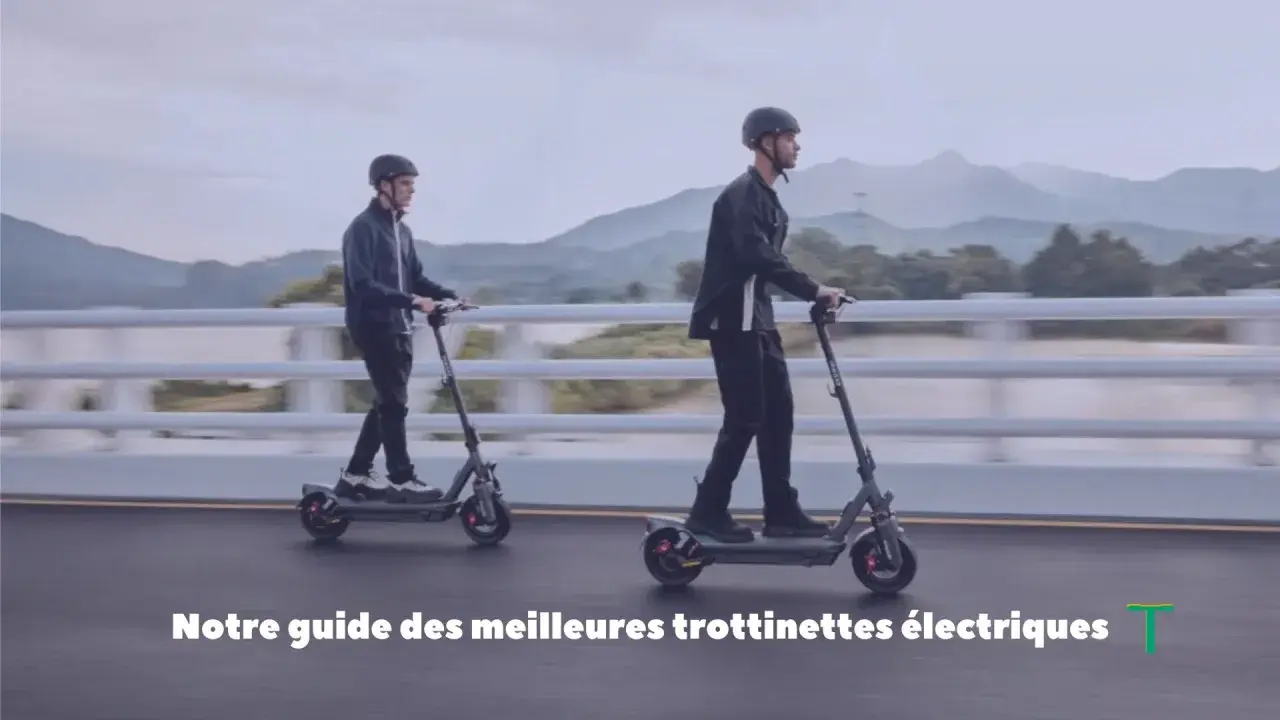 Deux hommes en trottinette électrique sur un pont. Notre application trajet trottinette vous aide à trouver le meilleur itinéraire.
