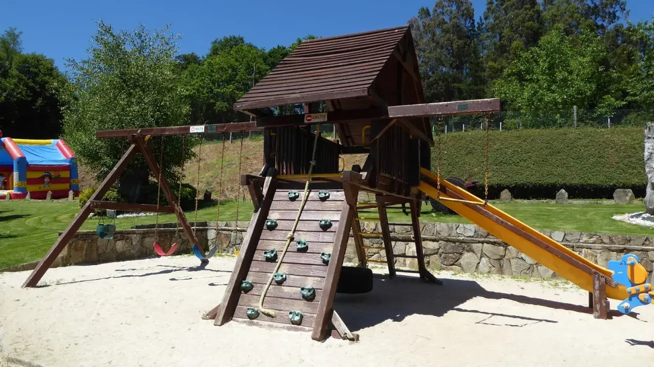 Un restaurante con parque infantil ofrece diversión para todos. Columpios, tobogán y rocódromo esperan a los niños.
