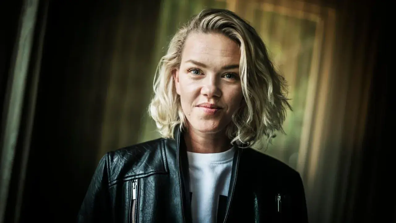 Ana Diaz, med sitt blonda hår och svarta läderjacka, ser ut som en stark kvinna som kan hantera vad som helst, kanske till och med sina egna barn.