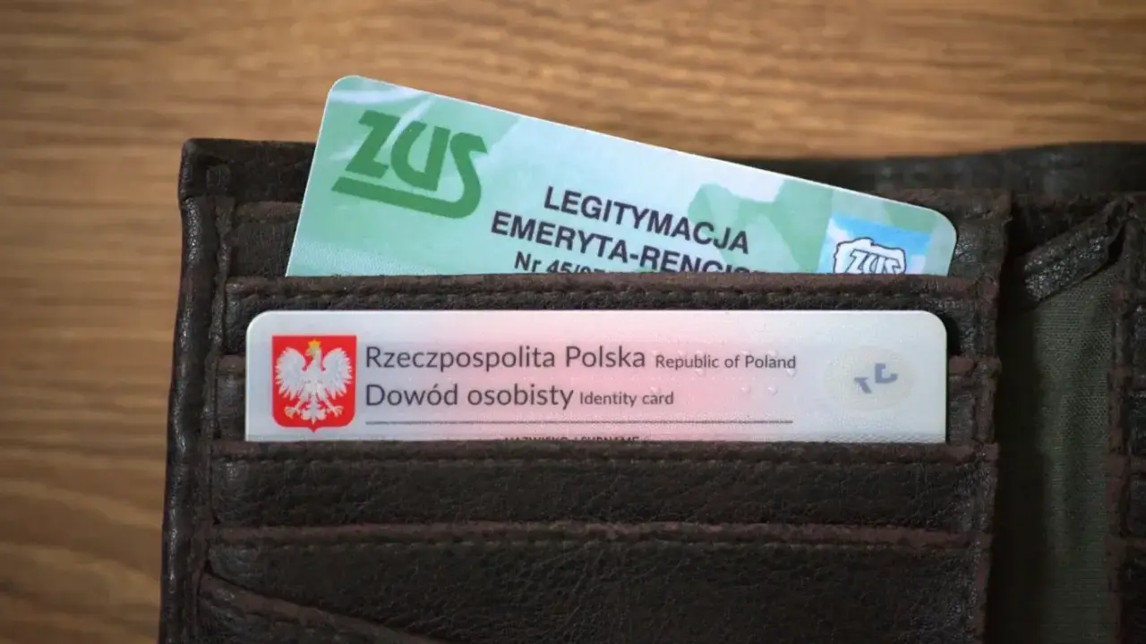 Portfel z dowodem osobistym i legitymacją emeryta-rencisty ZUS. To dokumenty potwierdzające uprawnienia i co daje legitymacja rencisty.