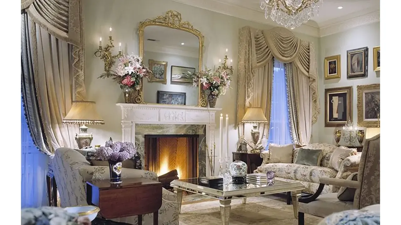 Elegancki salon z kominkiem, lustrem i meblami. Wazon z kwiatami, świece i lampy tworzą przytulną atmosferę. Co to majolika? To ozdobna ceramika, często używana do dekoracji wnętrz.