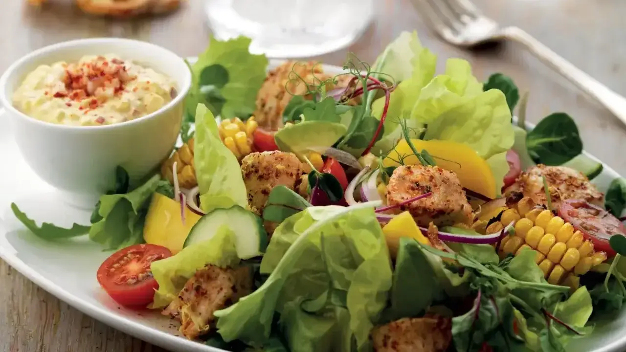 En fräsch kycklingsallad med majs, avokado, tomat och gurka. Perfekt sommarrecept!
