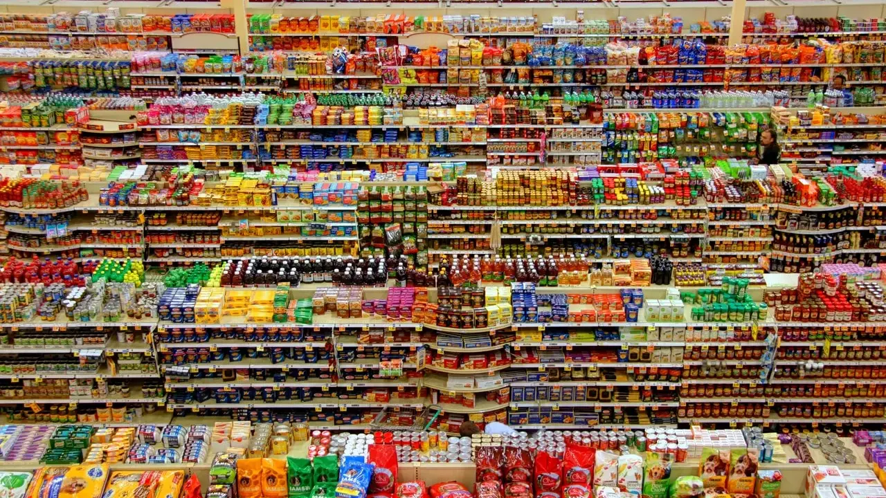 Pełne półki sklepu spożywczego, gdzie usługi merchandisingowe zapewniają idealne ułożenie produktów.
