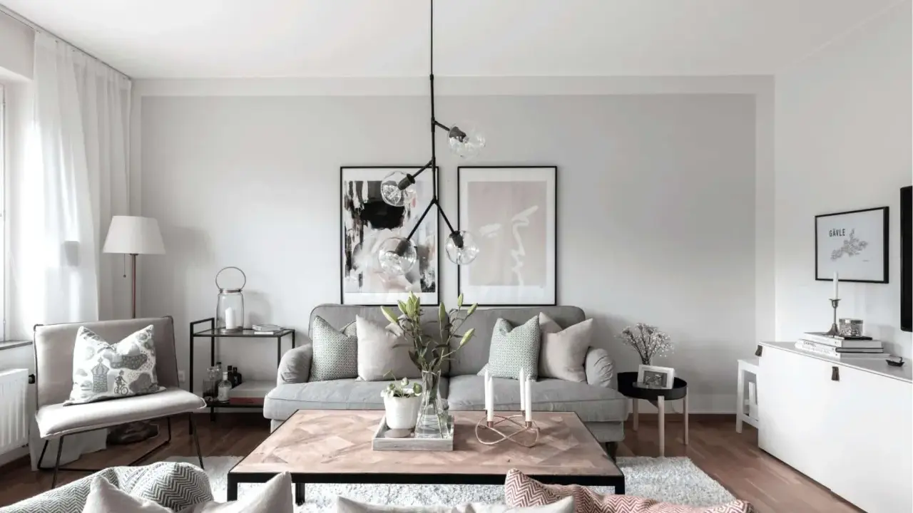 Mysigt litet vardagsrum inspiration med grå soffa, träbord och konst. Perfekt för avkoppling.