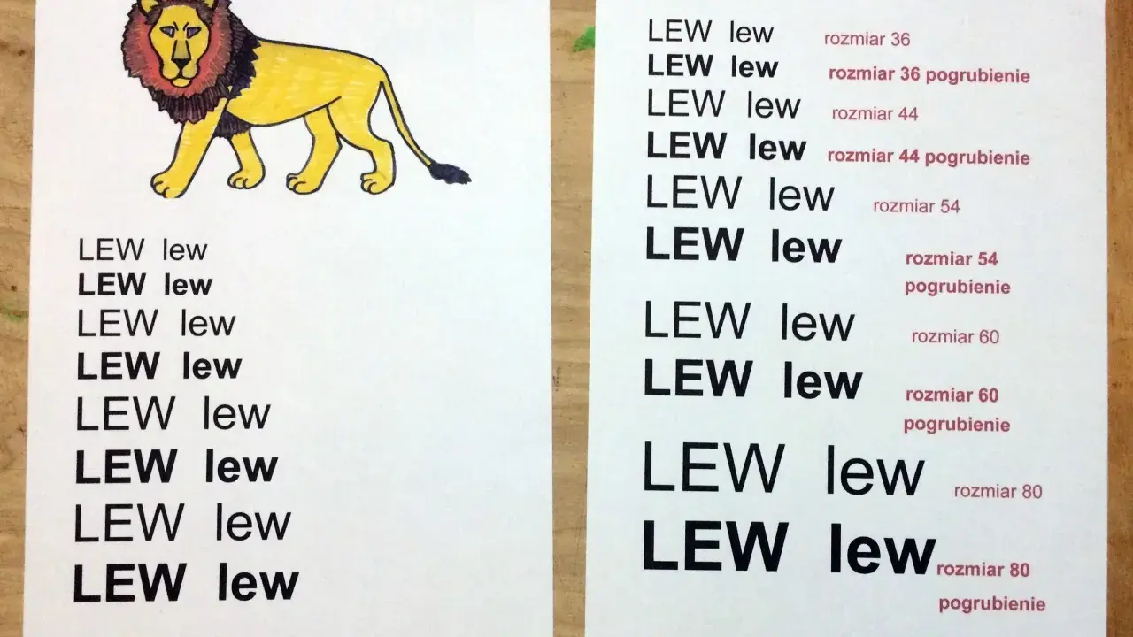 Rysunek lwa i tekst "LEW lew" w różnych rozmiarach i grubościach, idealna czcionka dla dzieci do nauki.