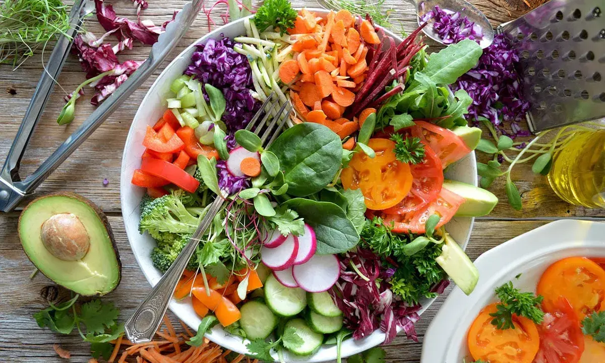 Une salade composée colorée et fraîche, garnie de légumes croquants, de tomates, d'avocat et de pousses. Parfait pour un repas sain.
