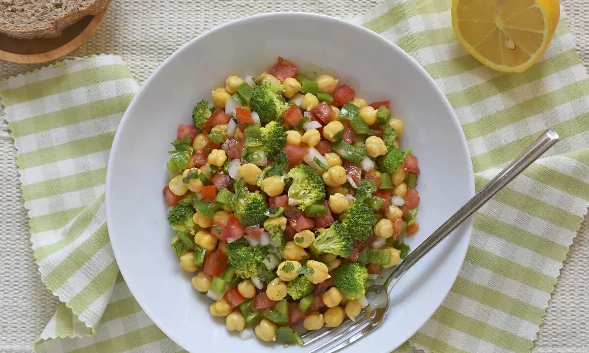 Ensalada de garbanzos, brócoli y tomate, perfecta para cenas fresquitas.
