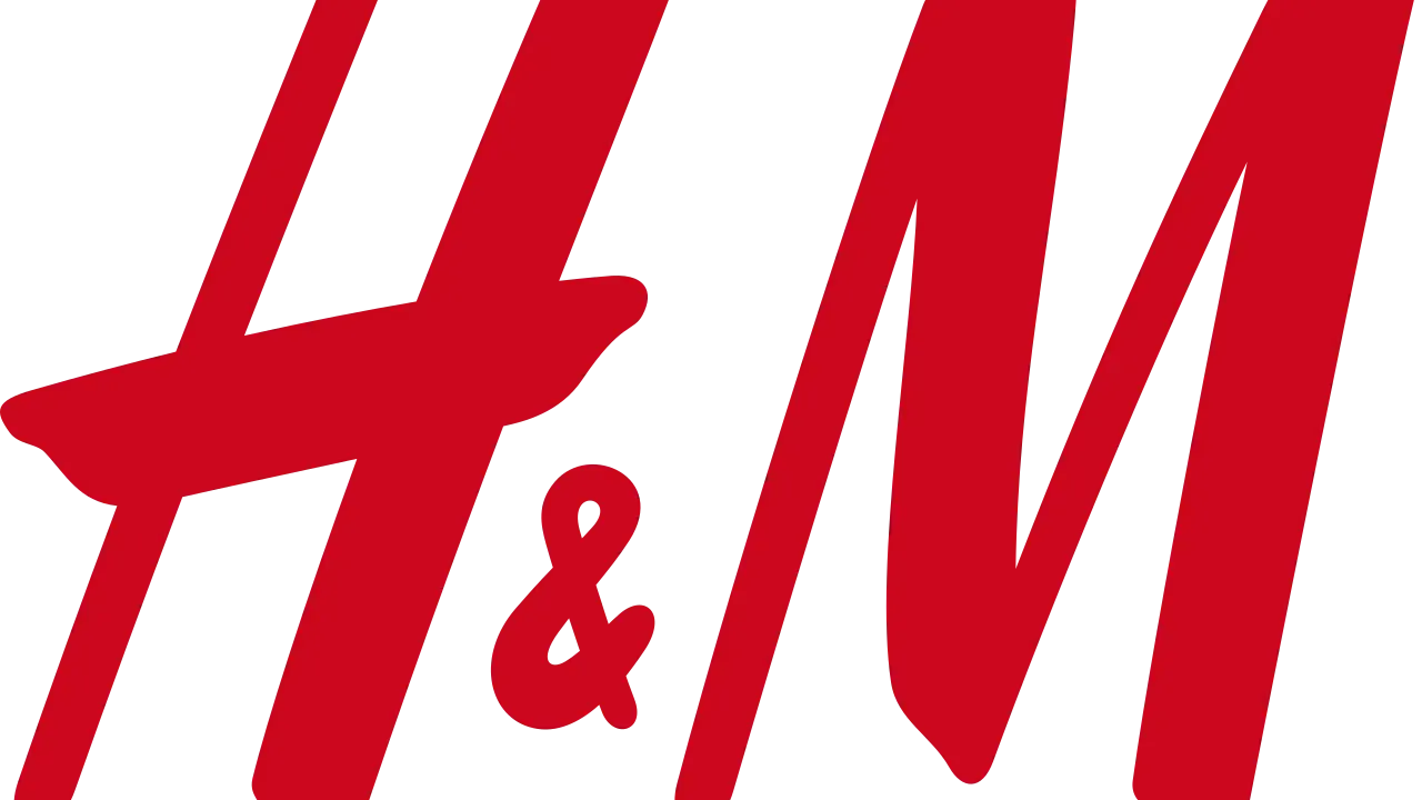Logo H&M rosso su sfondo nero. Il significato di H&M è "Hennes & Mauritz", un brand di moda globale.
