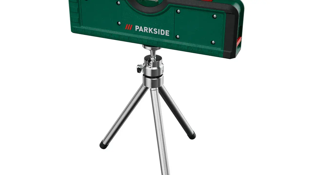 Zielona poziomica laserowa Parkside na statywie.
