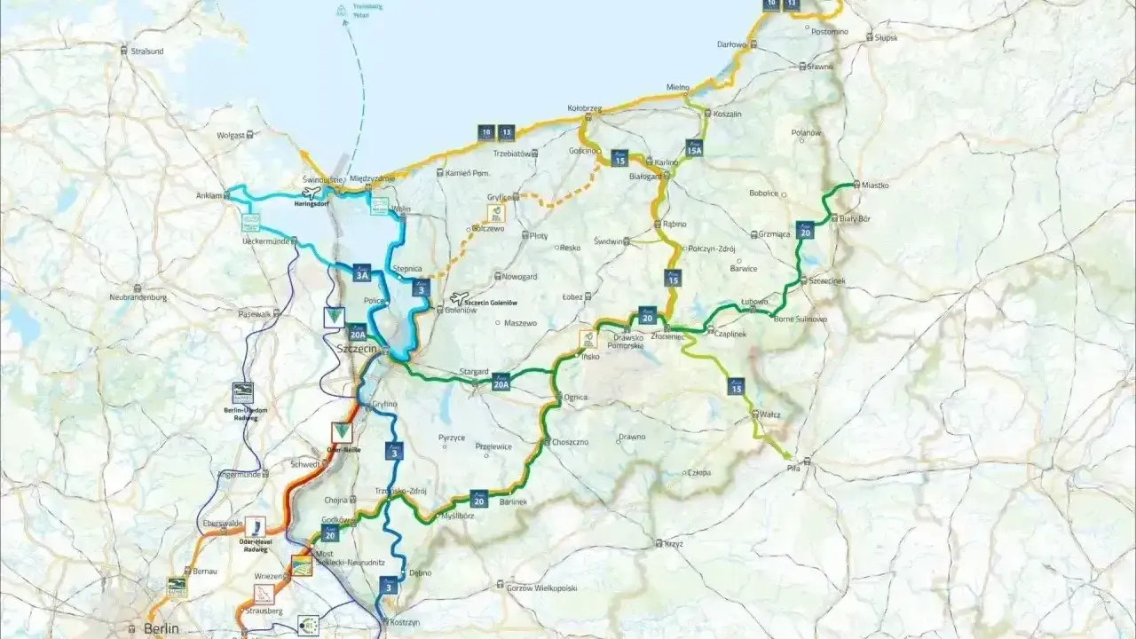 Mapa tras rowerowych, w tym **Mielno** i okolice. Widoczne szlaki wiodące przez Polskę i Niemcy, łączące Berlin ze Szczecinem i wybrzeżem Bałtyku.