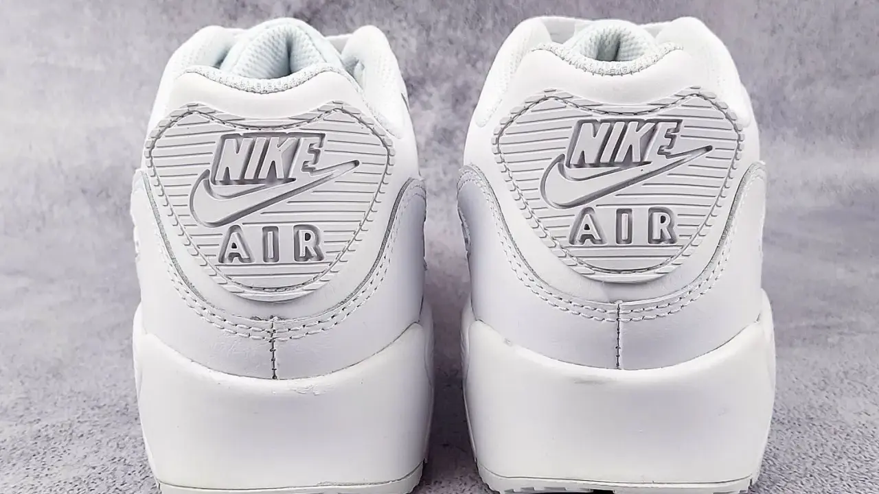 Dwa białe buty Nike Air Max 90 z widocznym logo. Sprawdź detale, by wiedzieć, jak sprawdzić czy Air Force są oryginalne.