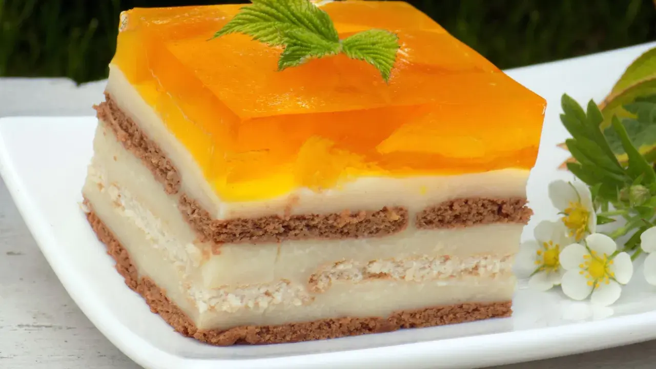 Pyszne ciasto bez pieczenia z pomarańczową galaretką i kremem. Idealne na letnie popołudnie.