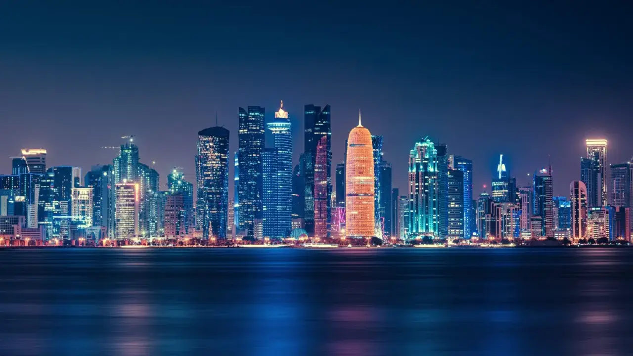 Glitzernde Skyline von Doha bei Nacht, ein Symbol für das moderne Katar.