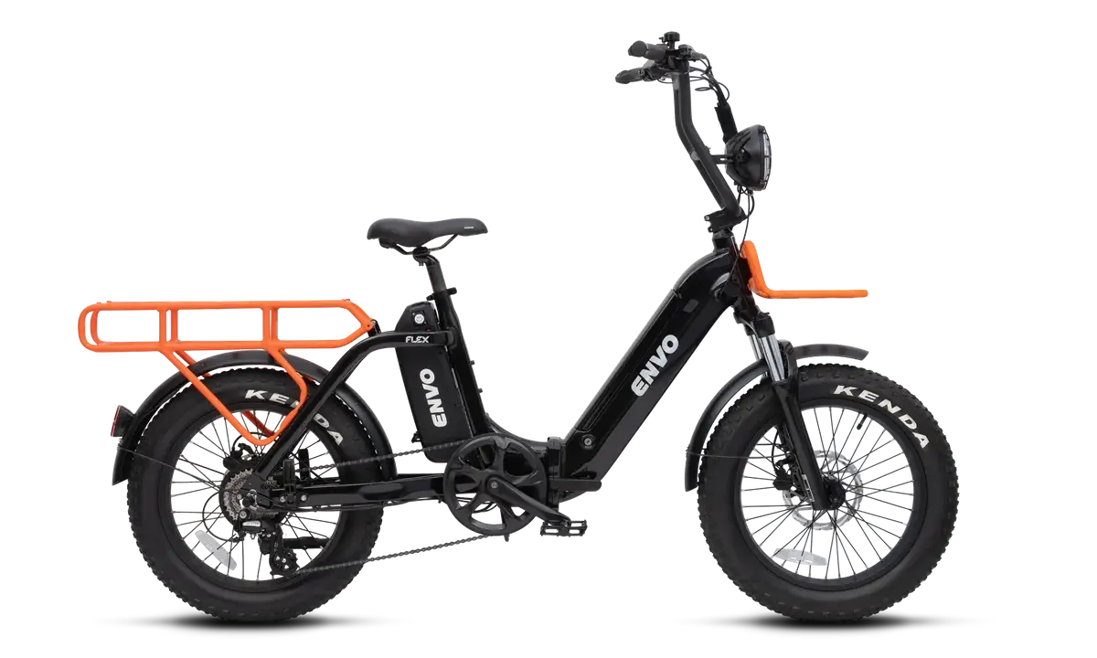 Vélo électrique noir avec porte-bagages orange. Ce vélo tout-terrain, idéal pour les aventures, est disponible en version 500W ou 1000W.