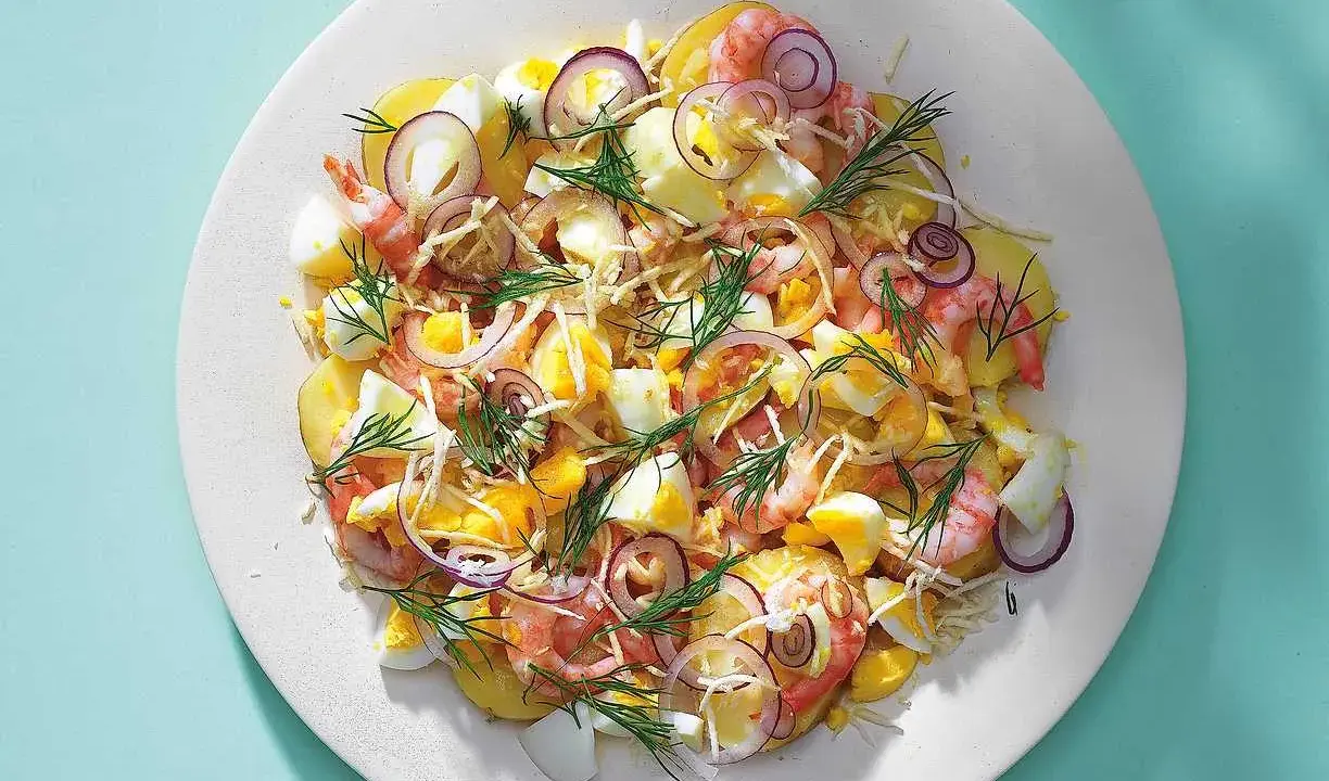 En härlig sallad påsk med potatis, räkor, ägg och rödlök. Perfekt för påskbordet!