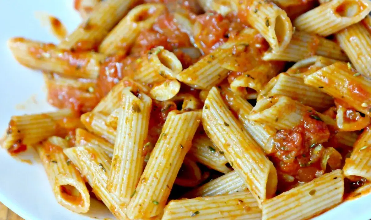 Penne alla vodka z kremowym sosem pomidorowym i ziołami.