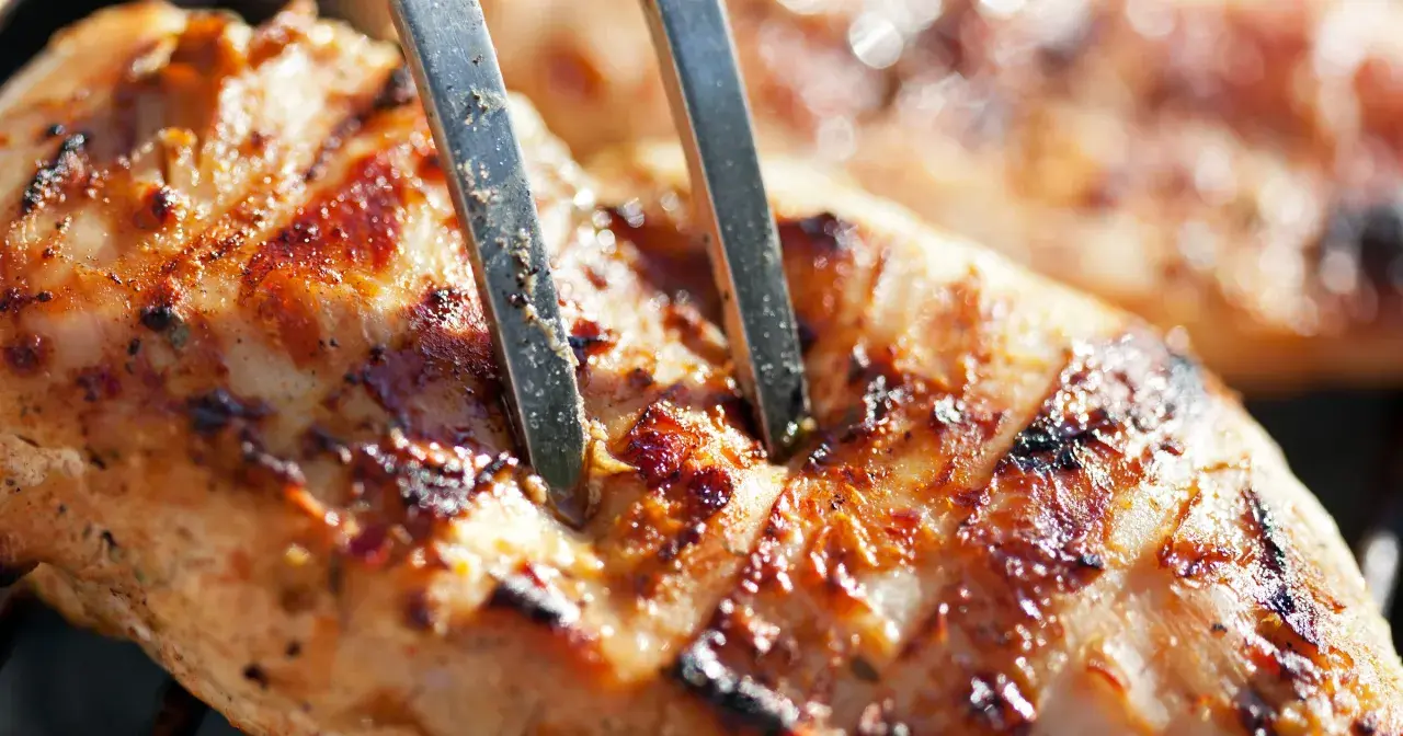 Grillowana pierś z kurczaka z widocznymi przyprawami i śladami po grillu.