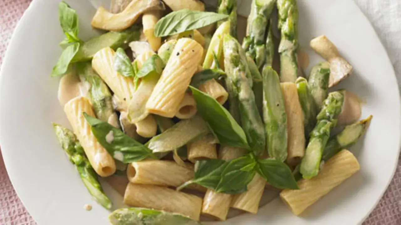 Gesunde Pasta mit Spargel und Pilzen, ein leckeres Gericht für gesunde Pasta Rezepte Abnehmen. Frisch, leicht und voller Geschmack.