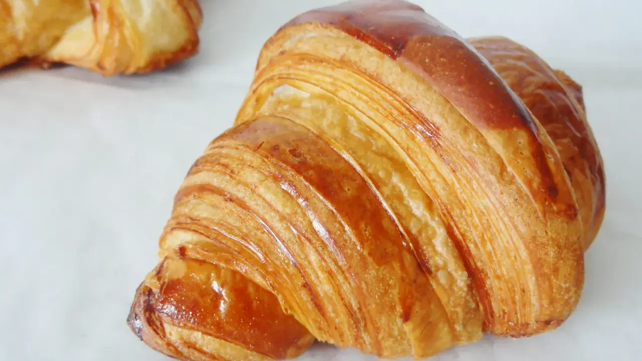 Croissants dorés et feuilletés, parfaits pour une recette pâte à croissant meilleur pâtissier.
