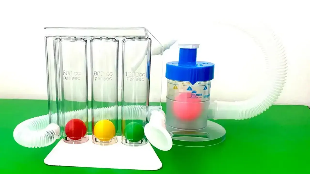 A breathing trainer with three chambers and colored balls for measuring lung capacity, and a separate device with a pink ball for **atmen gegen widerstand**.