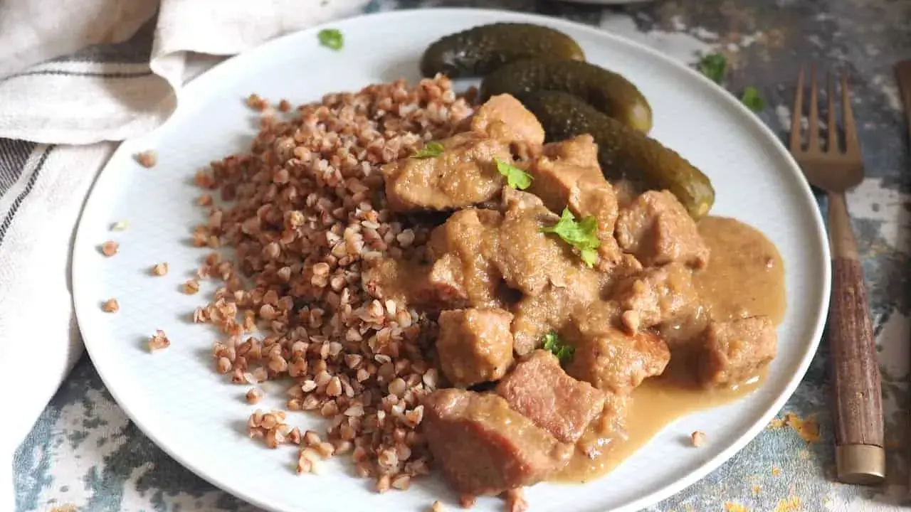 Gulasz z szynki z kaszą gryczaną i ogórkami kiszonymi. Aromatyczne danie, które rozgrzewa i syci.