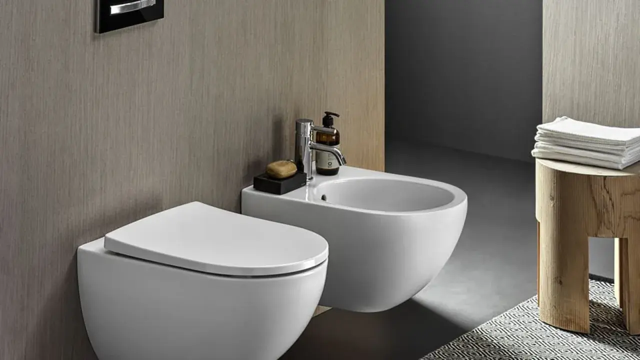 Nowoczesna łazienka z miską WC i bidetem. Bidet służy do higieny intymnej po skorzystaniu z toalety.