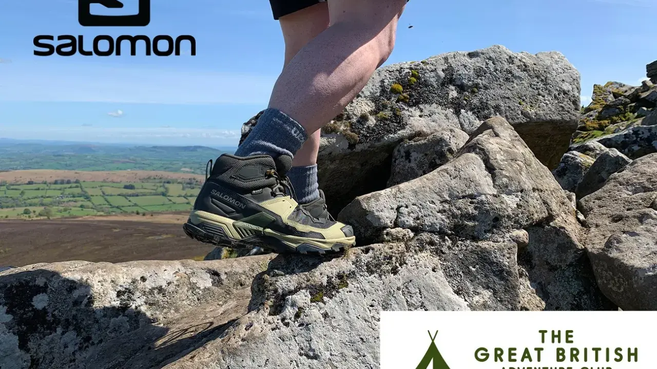 Buty Salomon X Ultra 5 Mid GTX na skalistym szlaku. Noga w bucie na tle krajobrazu.