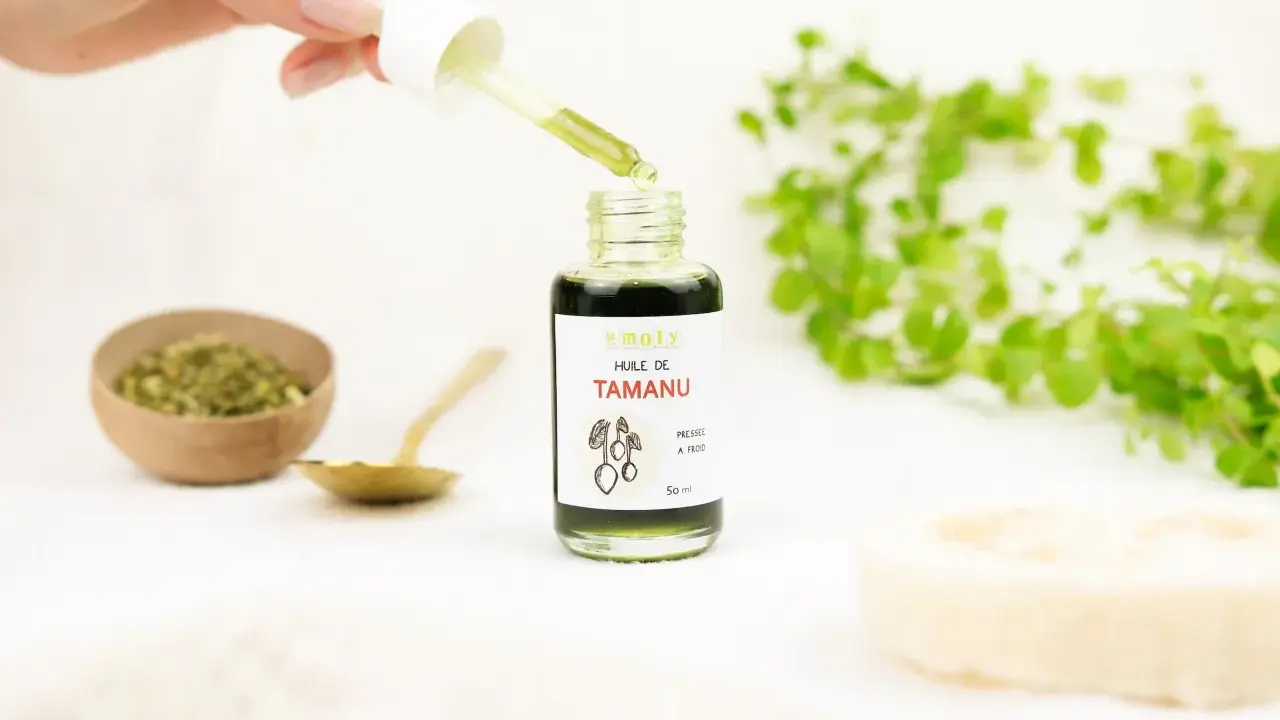 Goutte d'huile de tamanu tombant d'une pipette dans un flacon. Le produit est naturel, mais il faut connaître les effets secondaires de l'huile de tamanu.