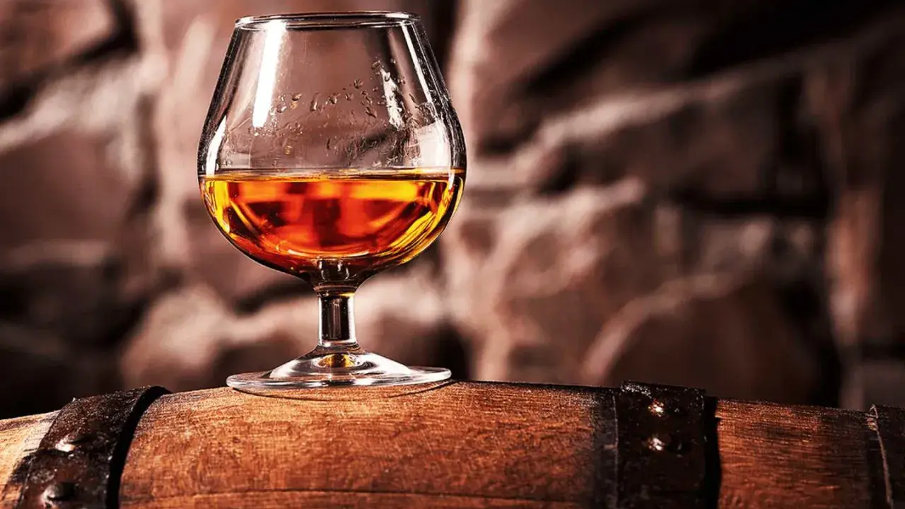 Ett glas konjak står på en träfat. VSOP betyder Very Superior Old Pale, en märkning för konjakens ålder.