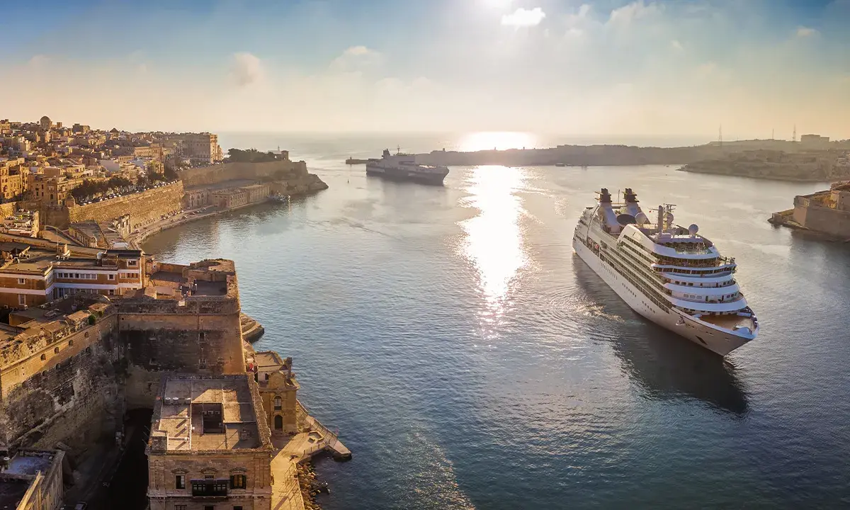 MSC Crociere: documenti di viaggio pronti per una crociera al tramonto tra fortezze storiche e navi maestose.