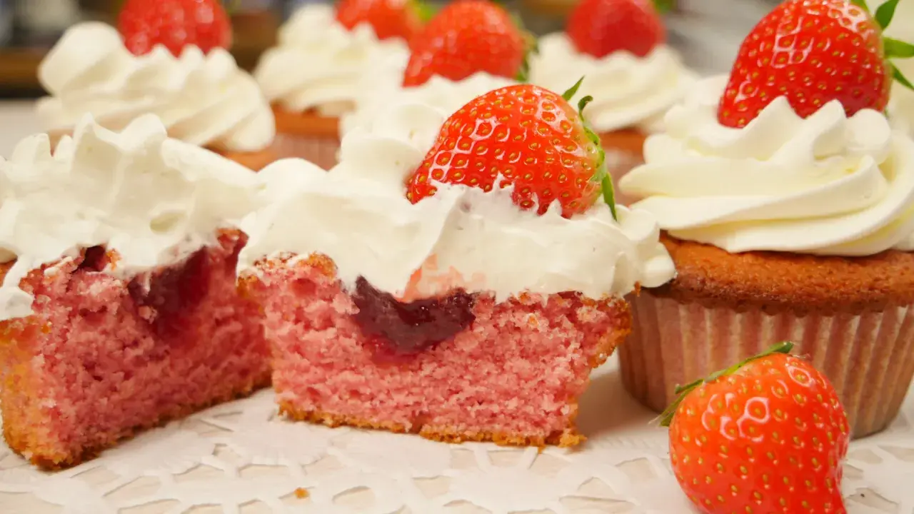 Saftige erdbeer cupcakes mit Sahne und frischen Erdbeeren. Ein süßer Genuss für jeden Anlass.