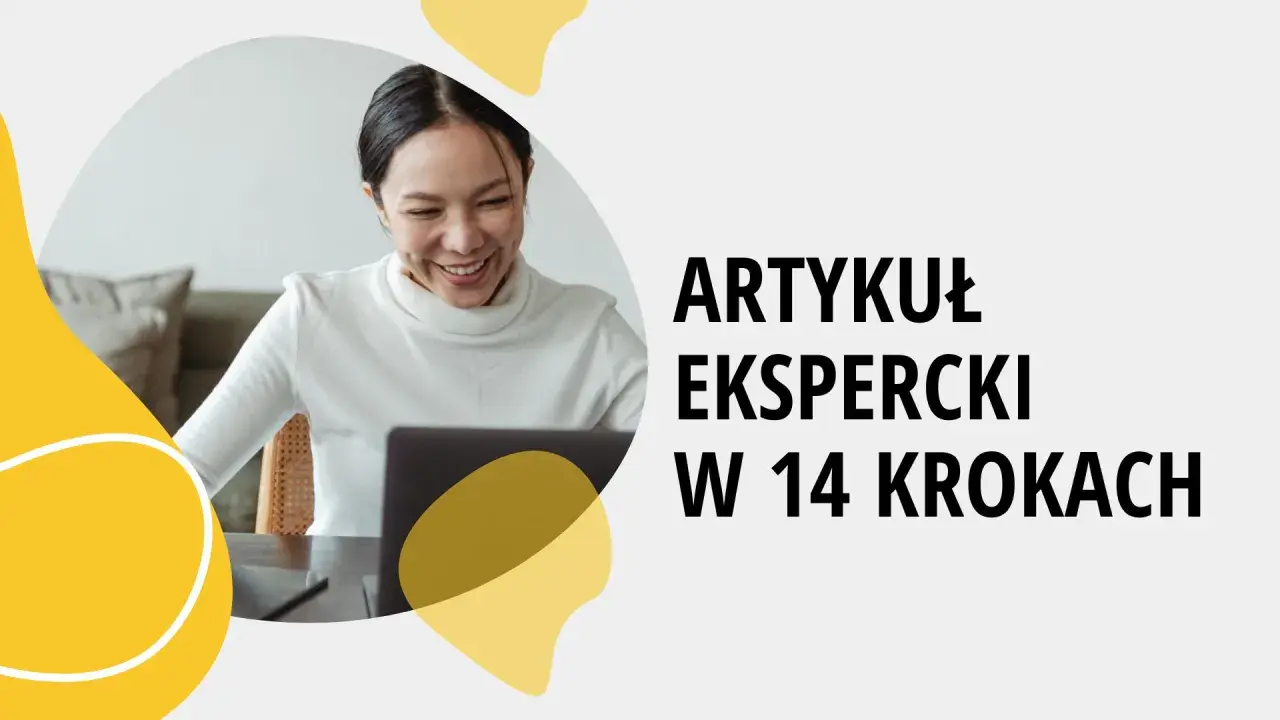 Uśmiechnięta kobieta przy laptopie uczy się, jak napisać artykuł ekspercki w 14 krokach.