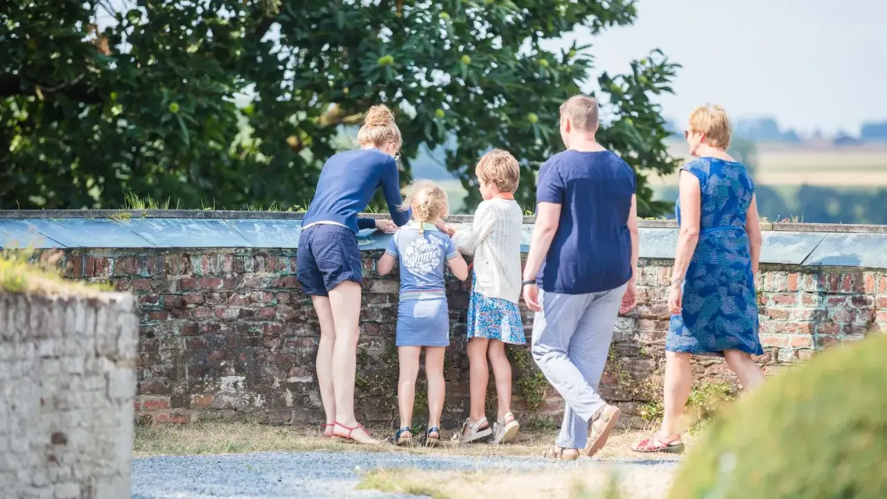 Familia observa el paisaje, un buen plan para ver cerca de Amberes.