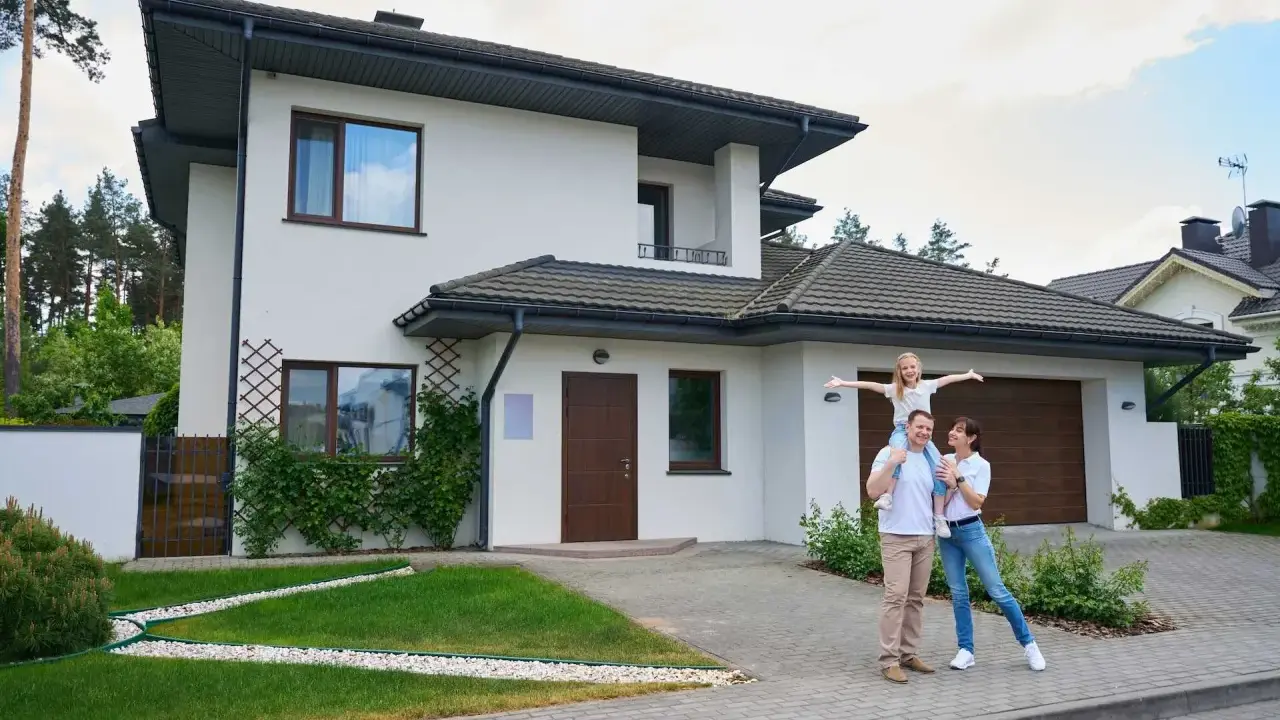 Rodzina przed nowoczesnym domem. Zastanawiasz się, ile trwa budowa domu 100m2?
