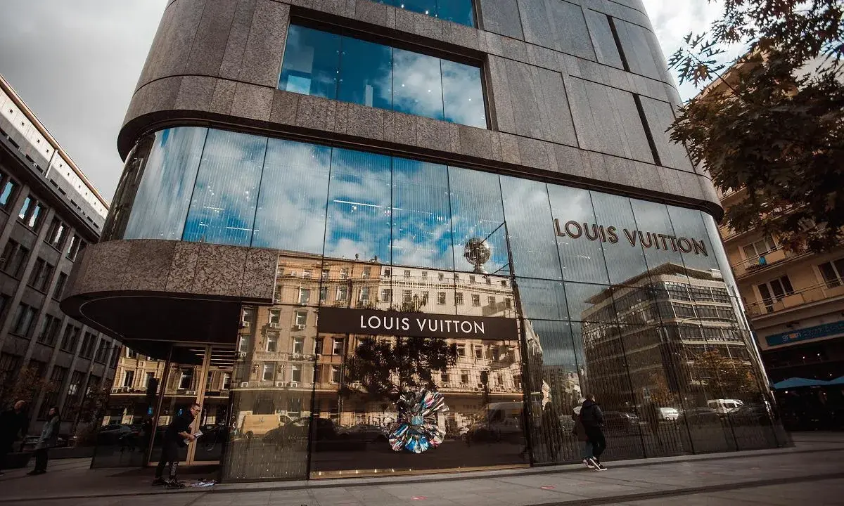 Zarobki w Louis Vuitton Polska: Ile naprawdę zarobisz w luksusie?