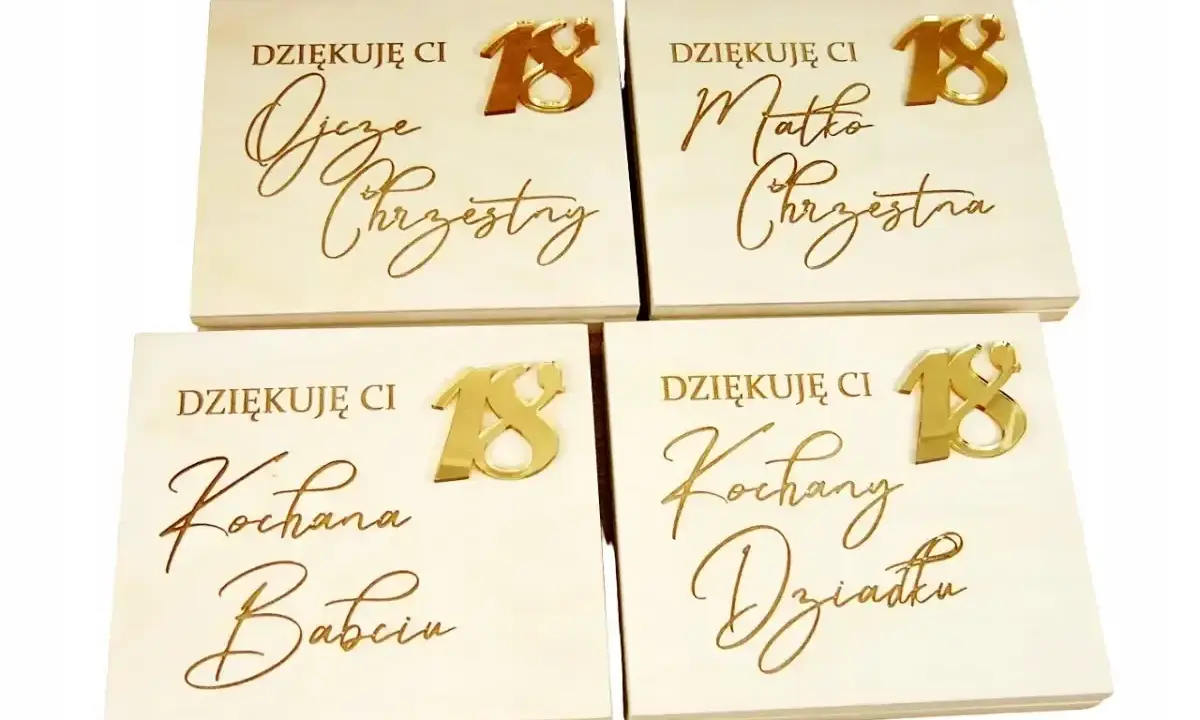 Drewniane pamiątki z napisem "Dziękuję Ci" i złotą "18" dla Matki Chrzestnej, Ojca Chrzestnego, Babci i Dziadka. Zastanawiasz się, ile dają dziadkowie na 18 urodziny?