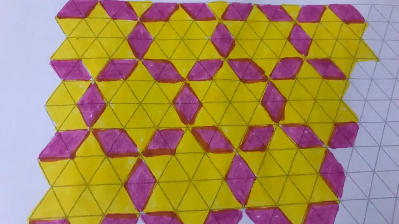 Tassellazioni scuola primaria: un pattern di triangoli gialli e rombi viola su carta a quadretti, un esercizio di geometria creativa.