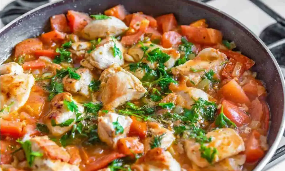 Succulento pollo alla pizzaiola in padella, con pomodoro fresco e prezzemolo. Un piatto saporito e invitante.