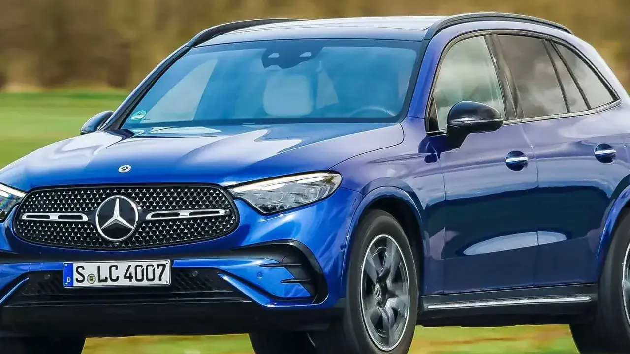 Blauer Mercedes-Benz GLC EQ Testfahrt auf einer grünen Wiese.